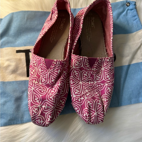 TOMS Pink Patterned Slip-On Shoes - Picture 2 of 3